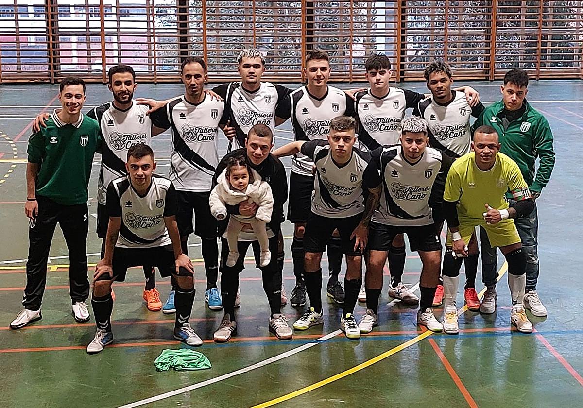 Plantilla del Eibartarrak antes de un encuentro en su cancha.