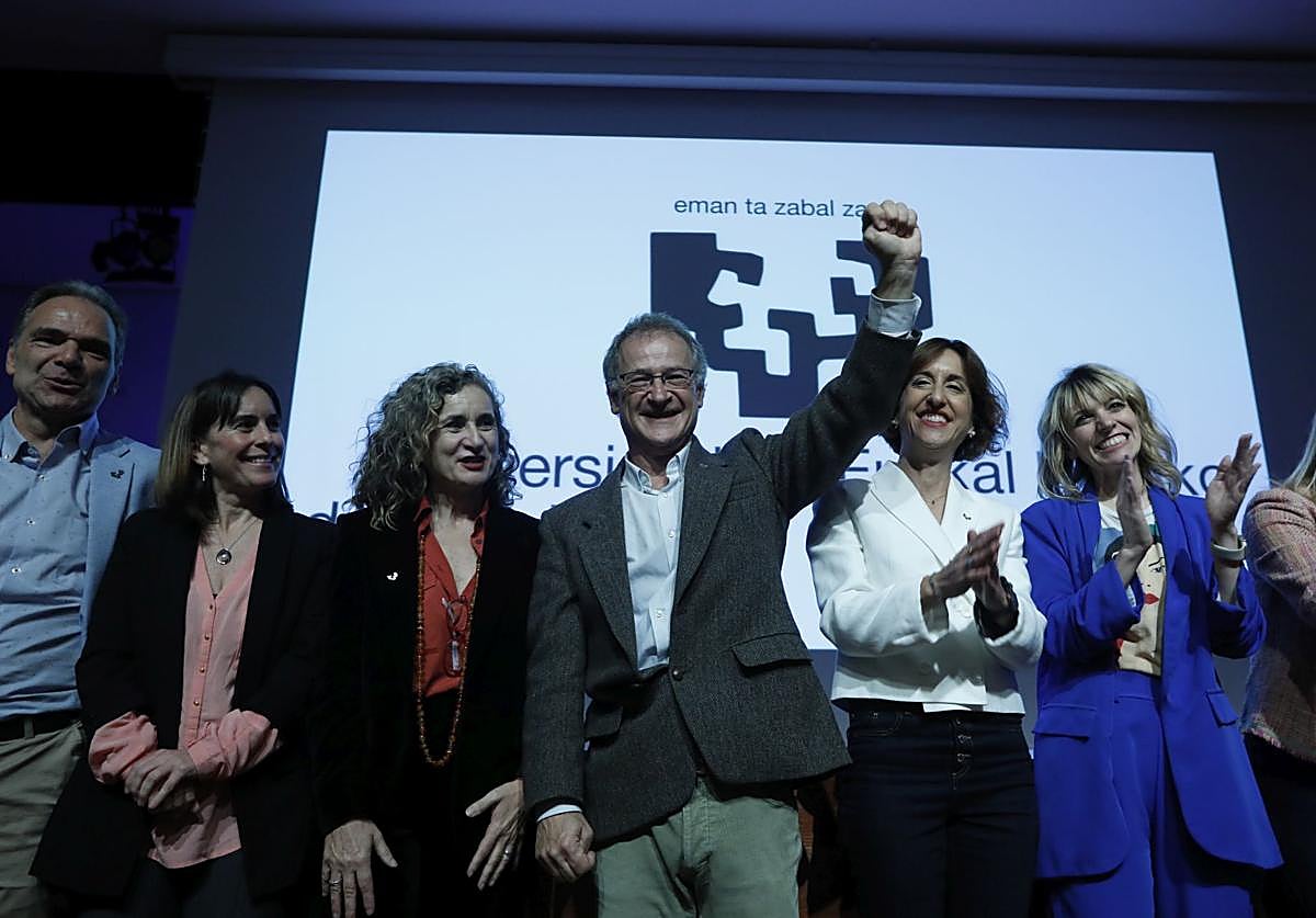 Joxerramon Bengoetxea celebra la victoria con su equipo.