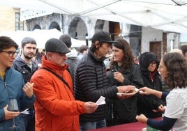 Una voluntaria de Misio Taldea reparte pintxos en el Día del Vino.