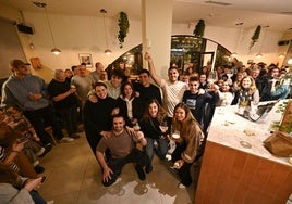 El joven equipo del Ama celebró este miércoles por la noche su estrella en la Bertakotekade Tolosa, que también gestionan,con suministradores y amigos.