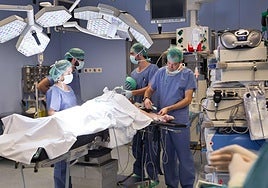 un equipo de cirujanos en una sala de operaciones del Hospital Donostia