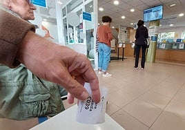 Un paciente coge su turno en un ambulatorio de Tolosa.