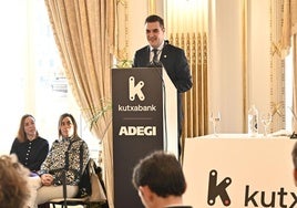 El consejero Mikel Jauregi se dirige a los asistentes durante el desayuno de trabajo organizado por Adegi y Kutxabank.