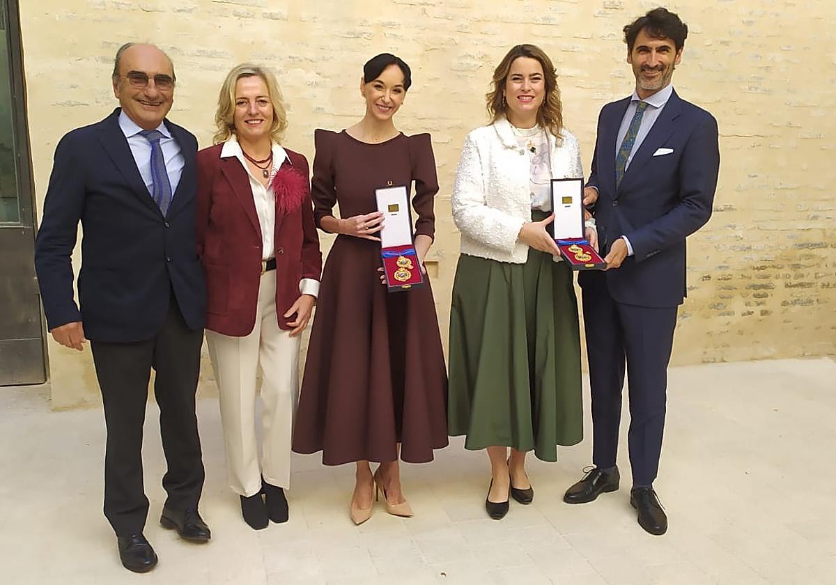 Luis Chillida, su mujer Cristina Fernández de Luz, Lucía Lacarra, Mireia Massagué, directora de Chillida Leku, y Mikel Chillida, este mediodía en Sevilla