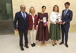 Luis Chillida, su mujer Cristina Fernández de Luz, Lucía Lacarra, Mireia Massagué, directora de Chillida Leku, y Mikel Chillida, este mediodía en Sevilla