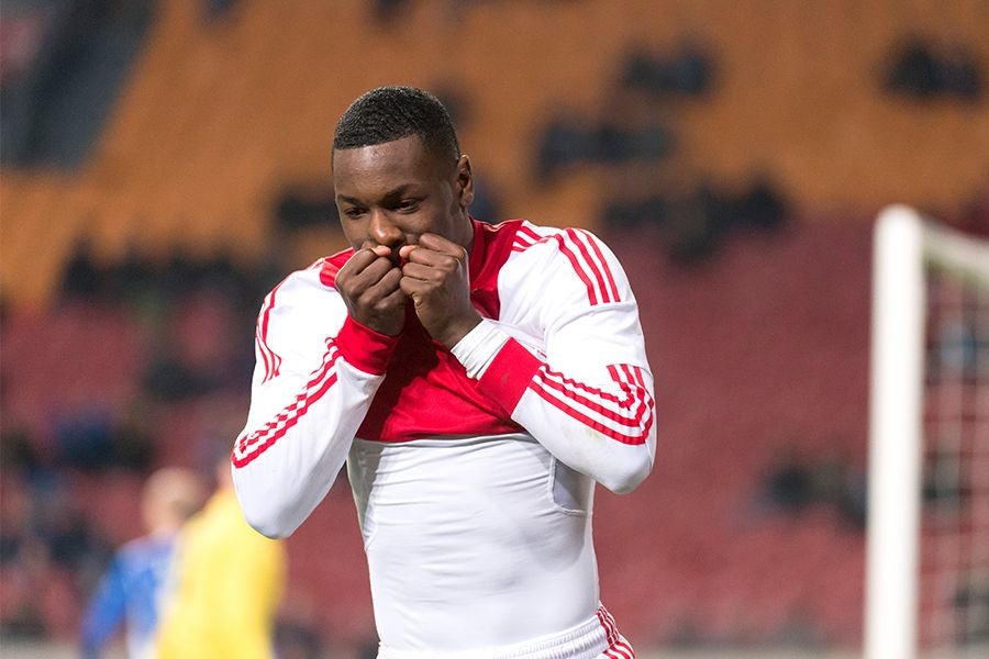 Sheraldo Becker en un partido en las categorías inferiores del Ajax.