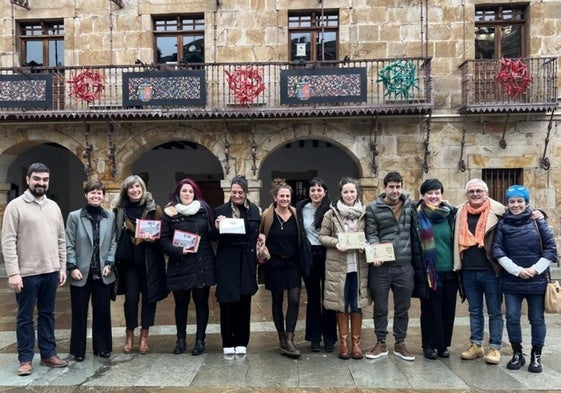 Foto de familia de lospremiados de la últimaedición, cuya ganadora fuela Óptica Aranzazu.