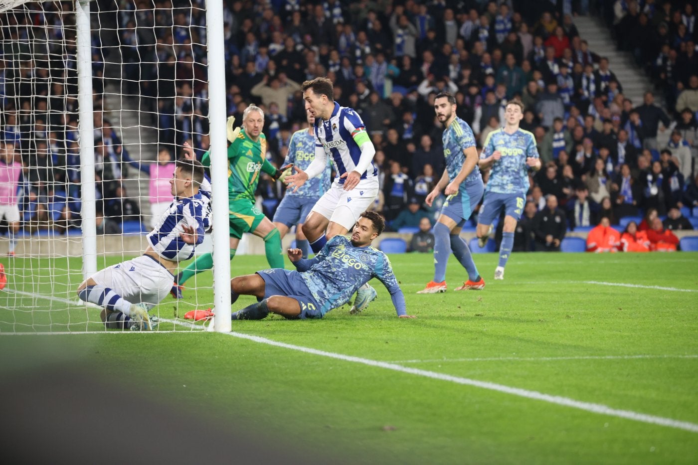 Barrenetxea manda el balón al fondo de las redes tras una jugada personal de Kubo.