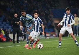 uKubo controla un balón con la zurda para arrancar una de sus internadas desde la derecha hacia dentro.