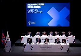 Los miembros de la directiva del Eibar, ayer durante la junta de accionistas.