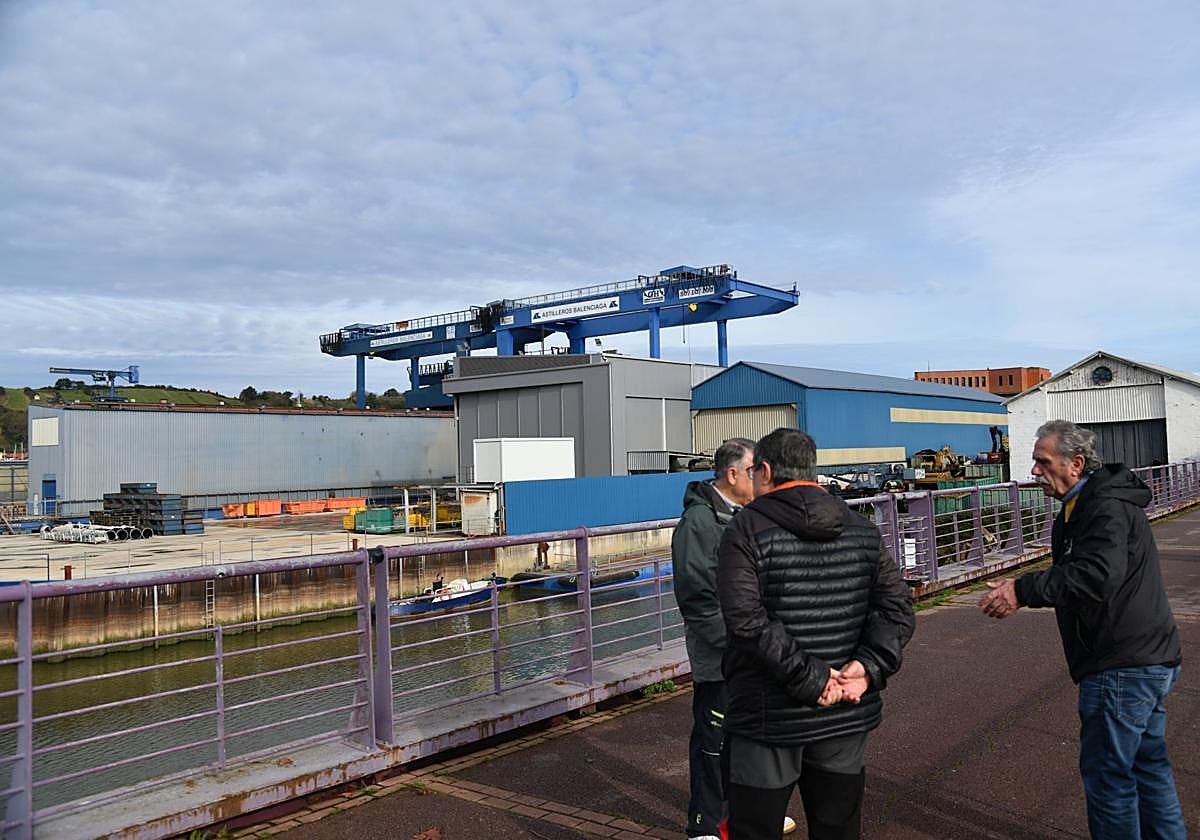 Trabajadores de Balenciaga, delante de las instalaciones del astillero, en Zumaia.