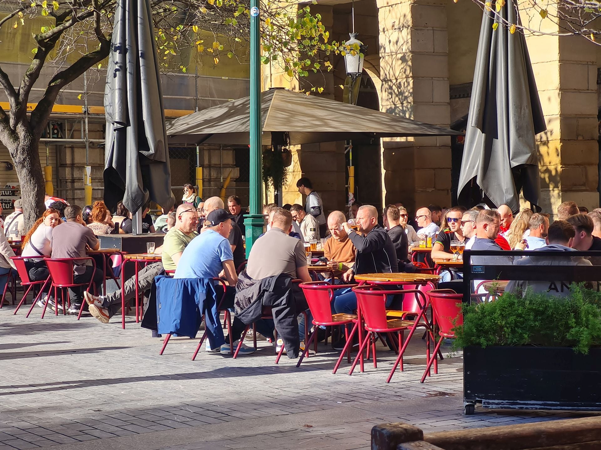 Baño en La Concha y cerveza: la afición del Ajax disfruta de Donostia