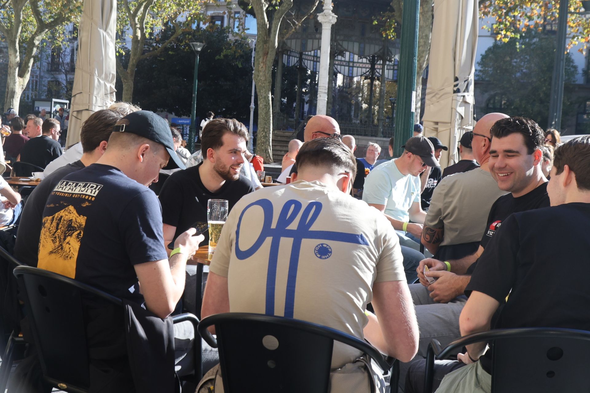 Baño en La Concha y cerveza: la afición del Ajax disfruta de Donostia