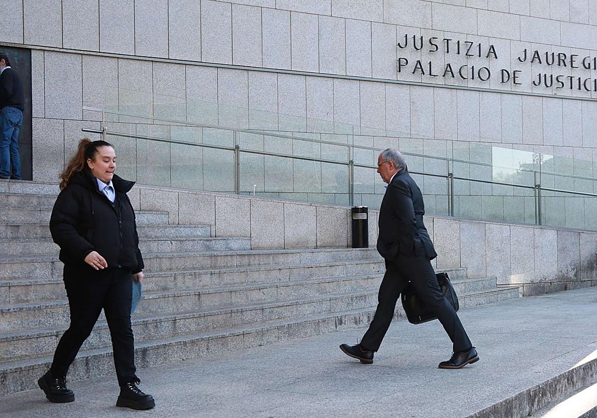 Una persona accede al Palacio de Justicia de San Sebastián, mientras otra sale de él