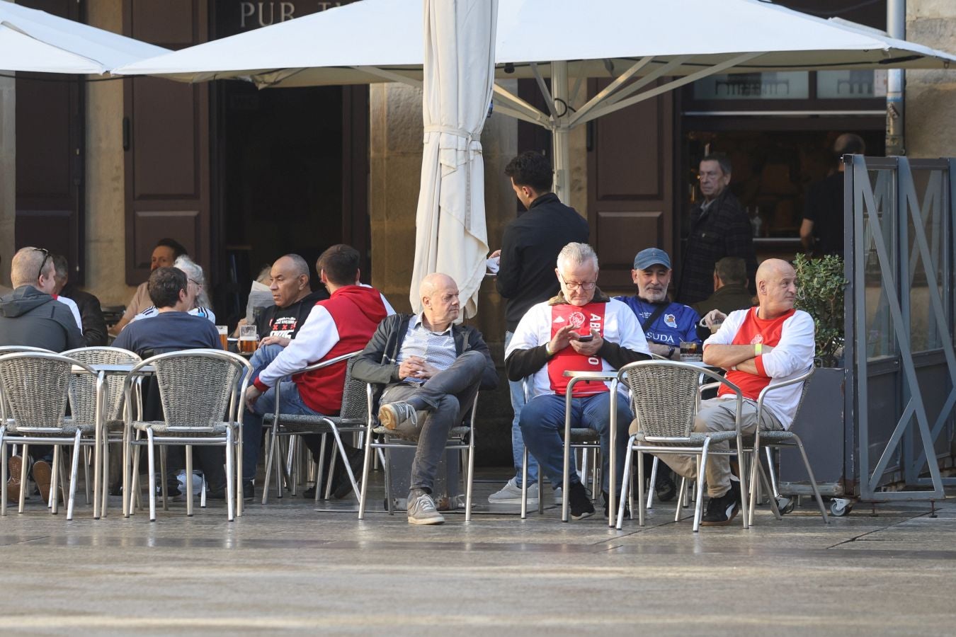 Baño en La Concha y cerveza: la afición del Ajax disfruta de Donostia