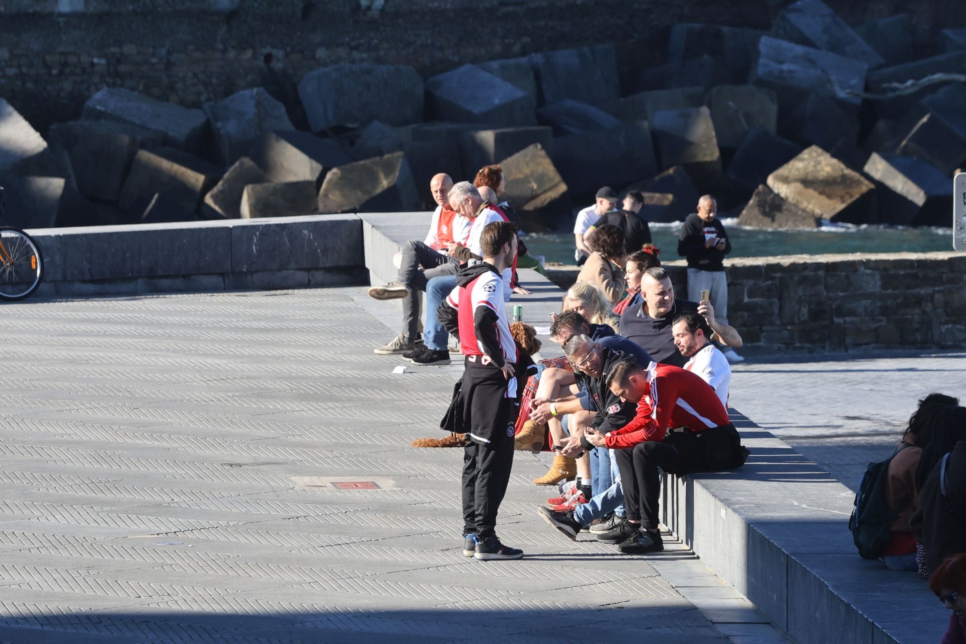 Baño en La Concha y cerveza: la afición del Ajax disfruta de Donostia
