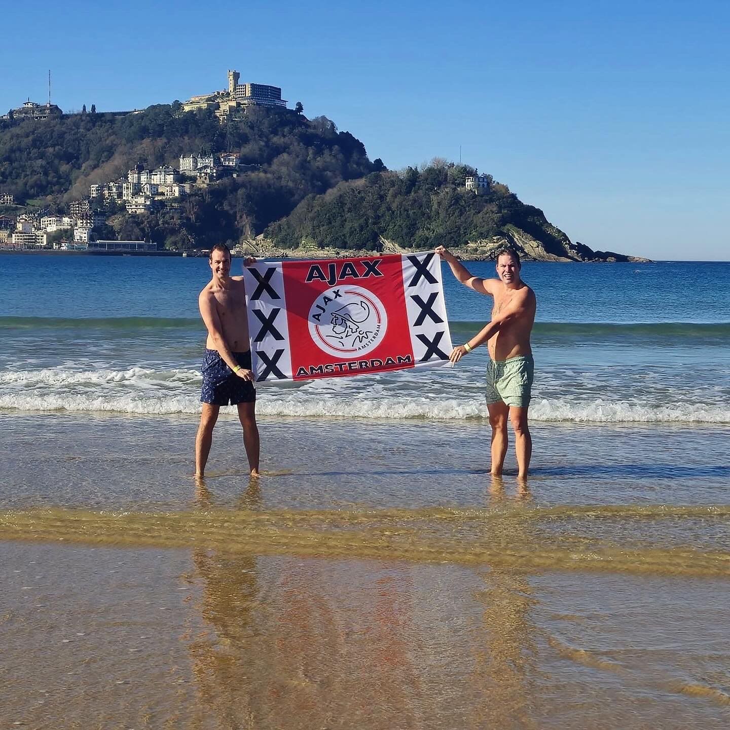 Baño en La Concha y cerveza: la afición del Ajax disfruta de Donostia
