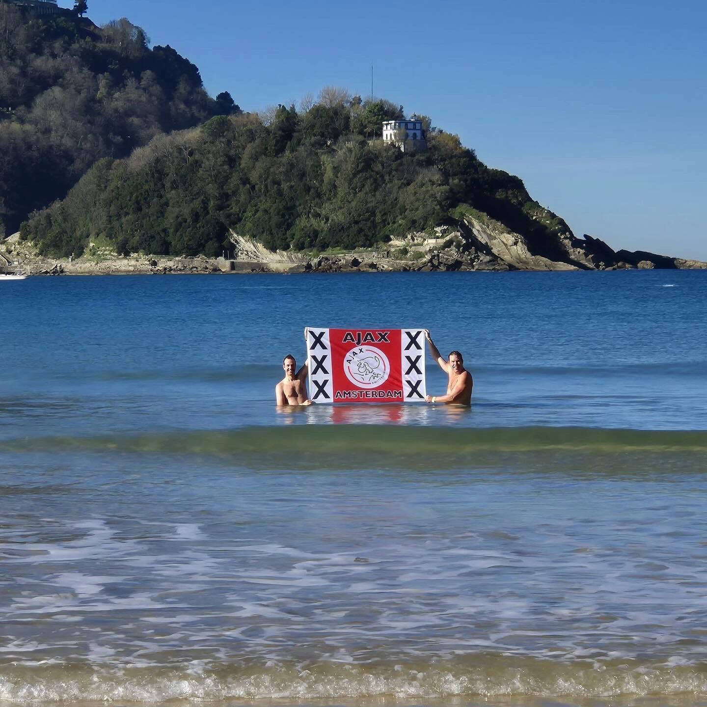 Baño en La Concha y cerveza: la afición del Ajax disfruta de Donostia
