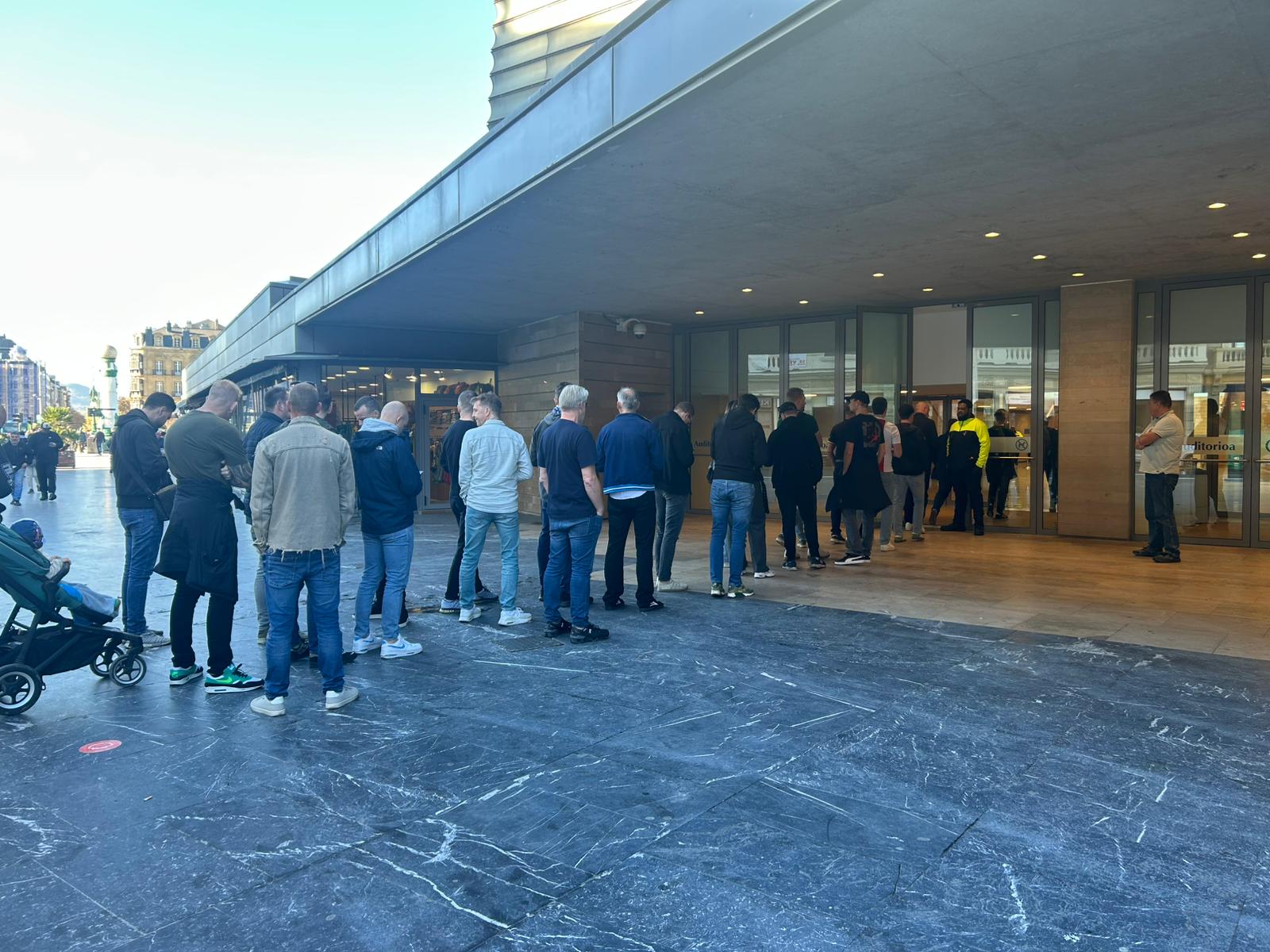 Baño en La Concha y cerveza: la afición del Ajax disfruta de Donostia