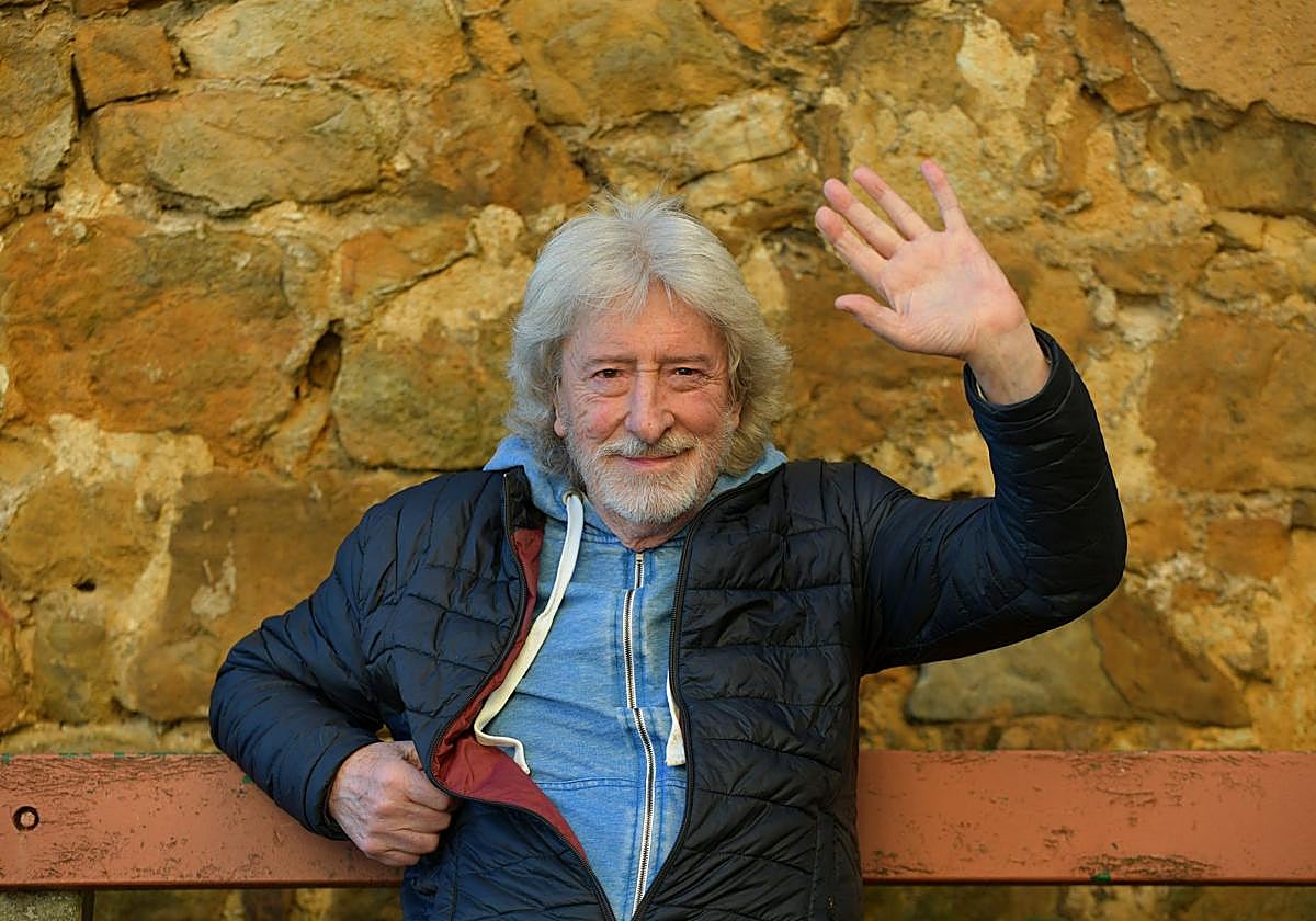 El músico saluda, a modo de despedida de los escenarios.