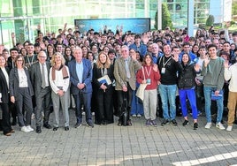 Mairi Sakellariadou, Pilar Hernández y Jean-Pierre Sauvage posan junto a los estudiantes en el Museo de la Ciencia Eureka!.