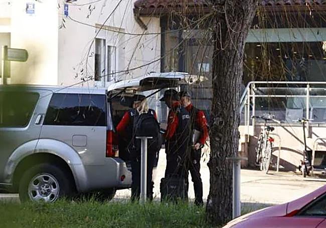 Agentes especializados se preparan para acceder al interior de la residencia de ancianos.