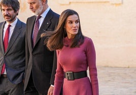 La reina Letizia luce un vestido de la firma donostiarra Indi&Cold en la entrega de Medallas de Oro al Mérito de las Bellas Artes en Sevilla.