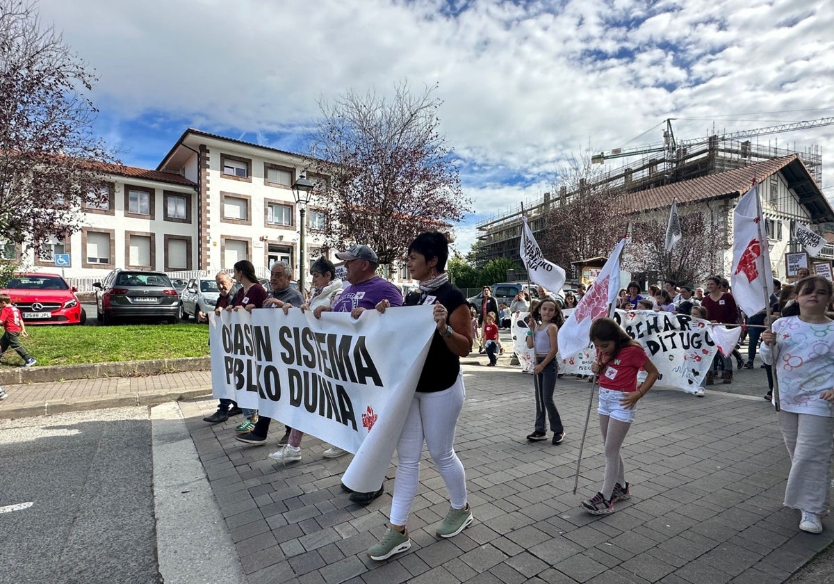 Manifestación celebrada en Elizondo, a su paso por el Centro de Salud.