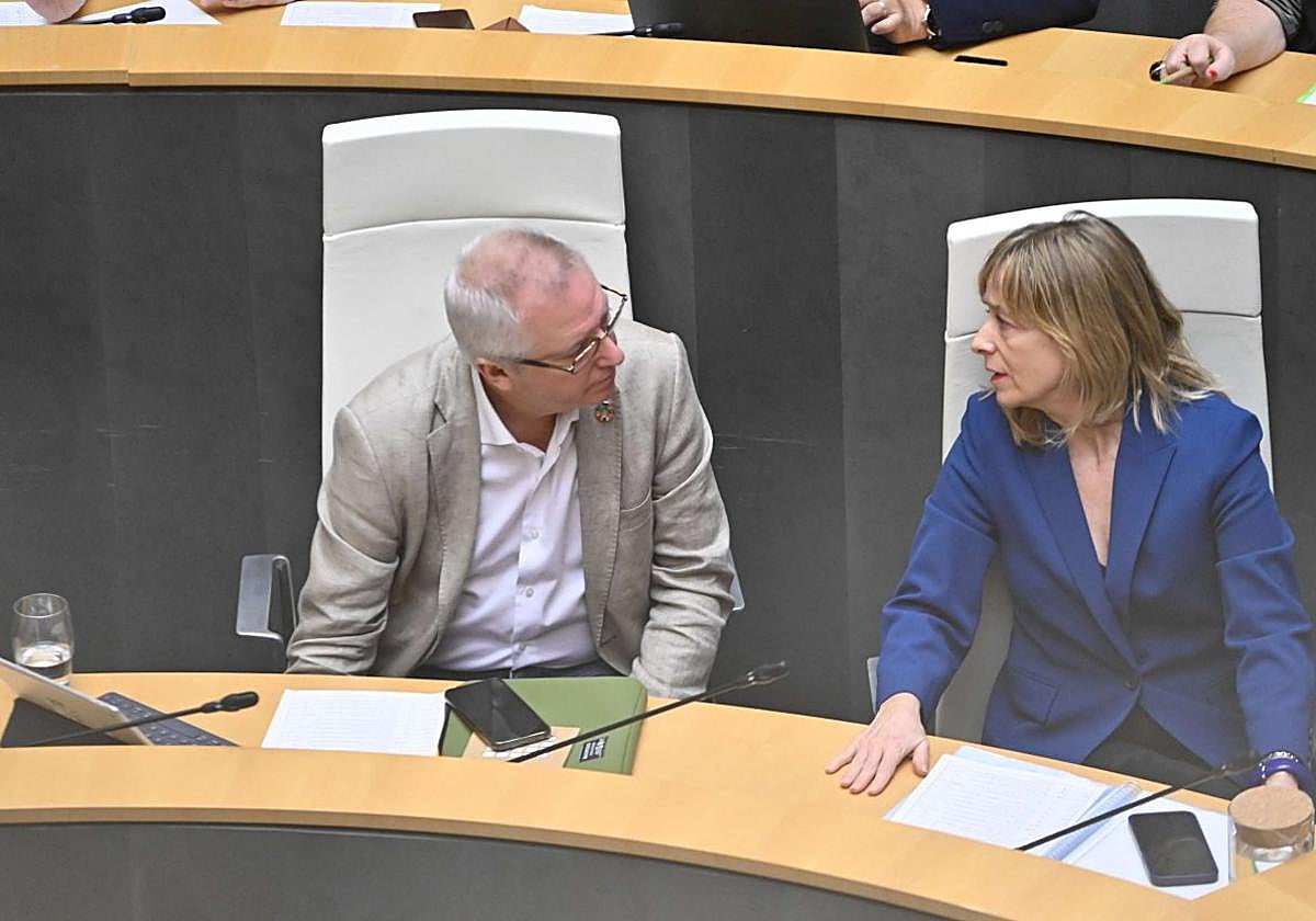 José Ignacio Asensio y Eider Mondoza, en un pleno de las Juntas Generales de Gipuzkoa.