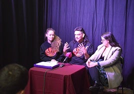 Ziggy Dofherty, May Gorostiaga y Goiuri Eceiza, durante la presentación de esta mañana