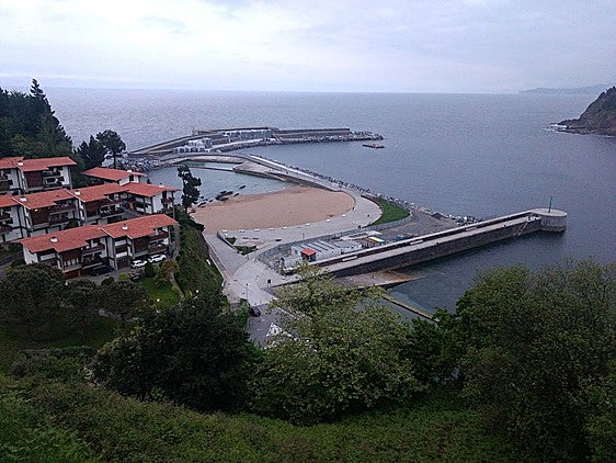 Vista del dique del puerto de Mutriku y de su entorno en abril del 2023, poco después de que se paralizaran las obras para su prolongación.