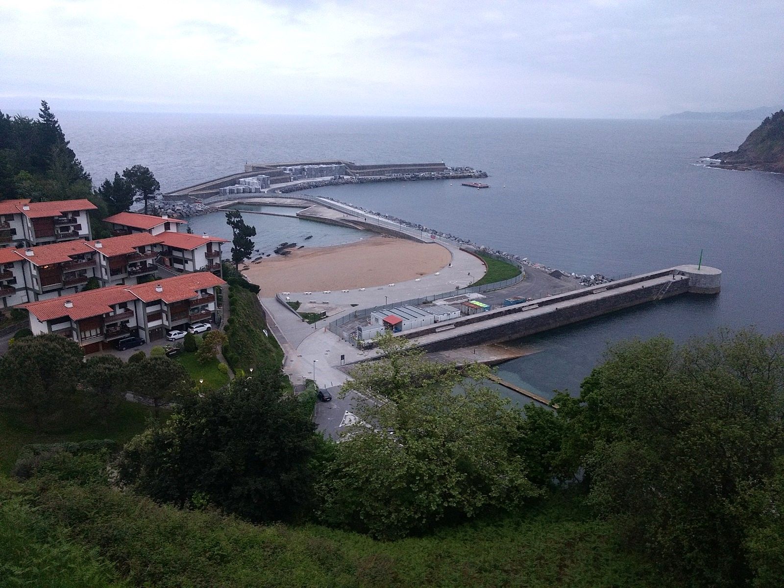 Vista del dique del puerto de Mutriku y de su entorno en abril del 2023, poco después de que se paralizaran las obras para su prolongación.