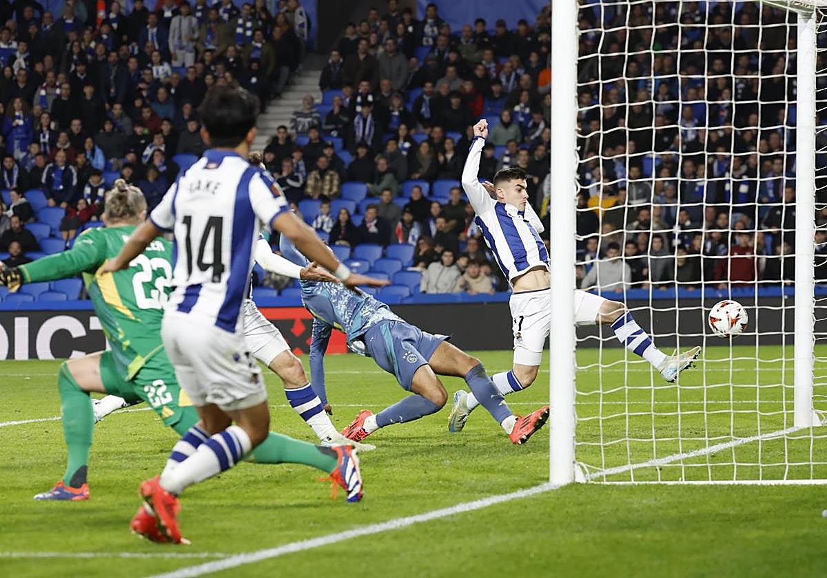 Take Kubo penetró en el área gracias a su combinación con Aramburu y sirvió este balón de oro a Barrne