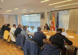 Marisol Garmendia, en la reunión en Vitoria con los trabajadores de Astilleros Balenciaga.