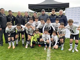 Iribar con los chavales del Zarautz ganadores en la última edición del torneo que lleva su nombre