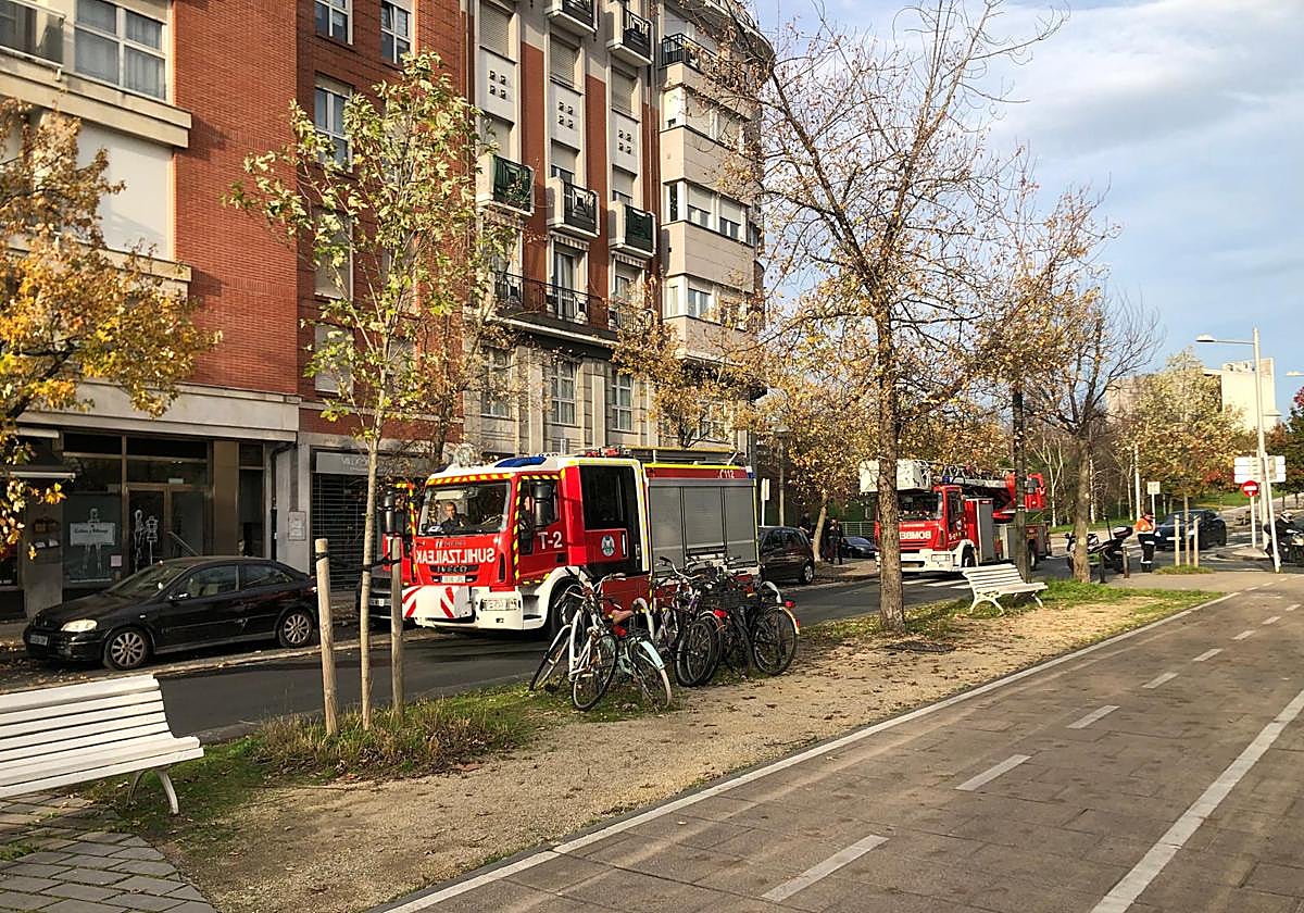 Bomberos frente al bar en el que se ha registrado el fuego