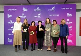 Premios Apartak. Karmele Segura, Andrea Khalfaoui, Gloria González-Aseguinolaza, Ana Retolaza, Nerea Rebollo, Karmele Morán y Eider Mendoza posan en el estrado de DV Gunea.