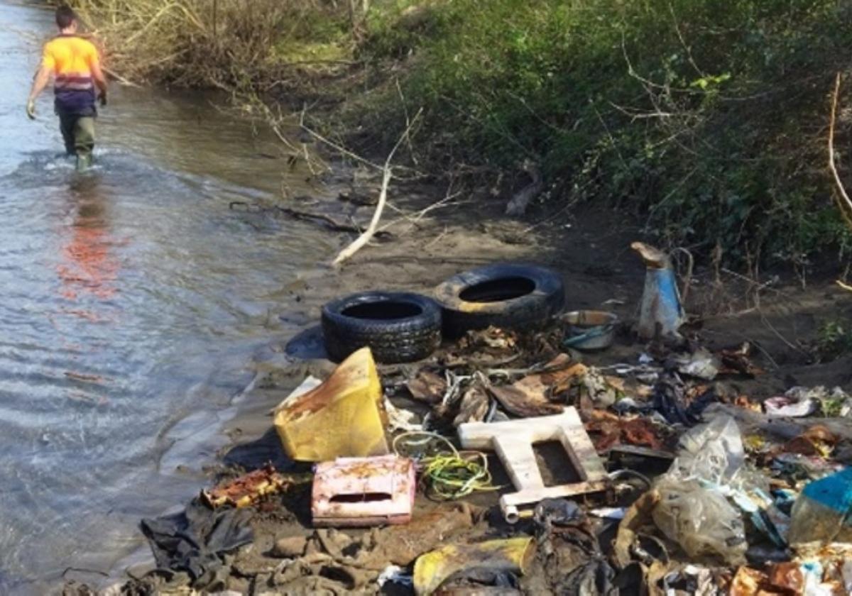 Parte de los residuos que se han recogido este año del río.