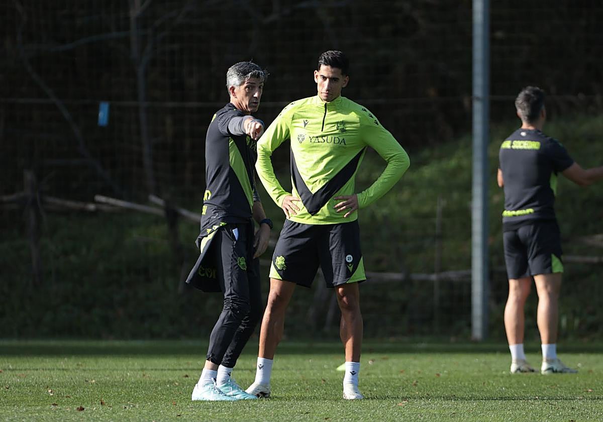 Imanol Alguacil da instrucciones a Aguerd en el entrenamiento de este sábado.