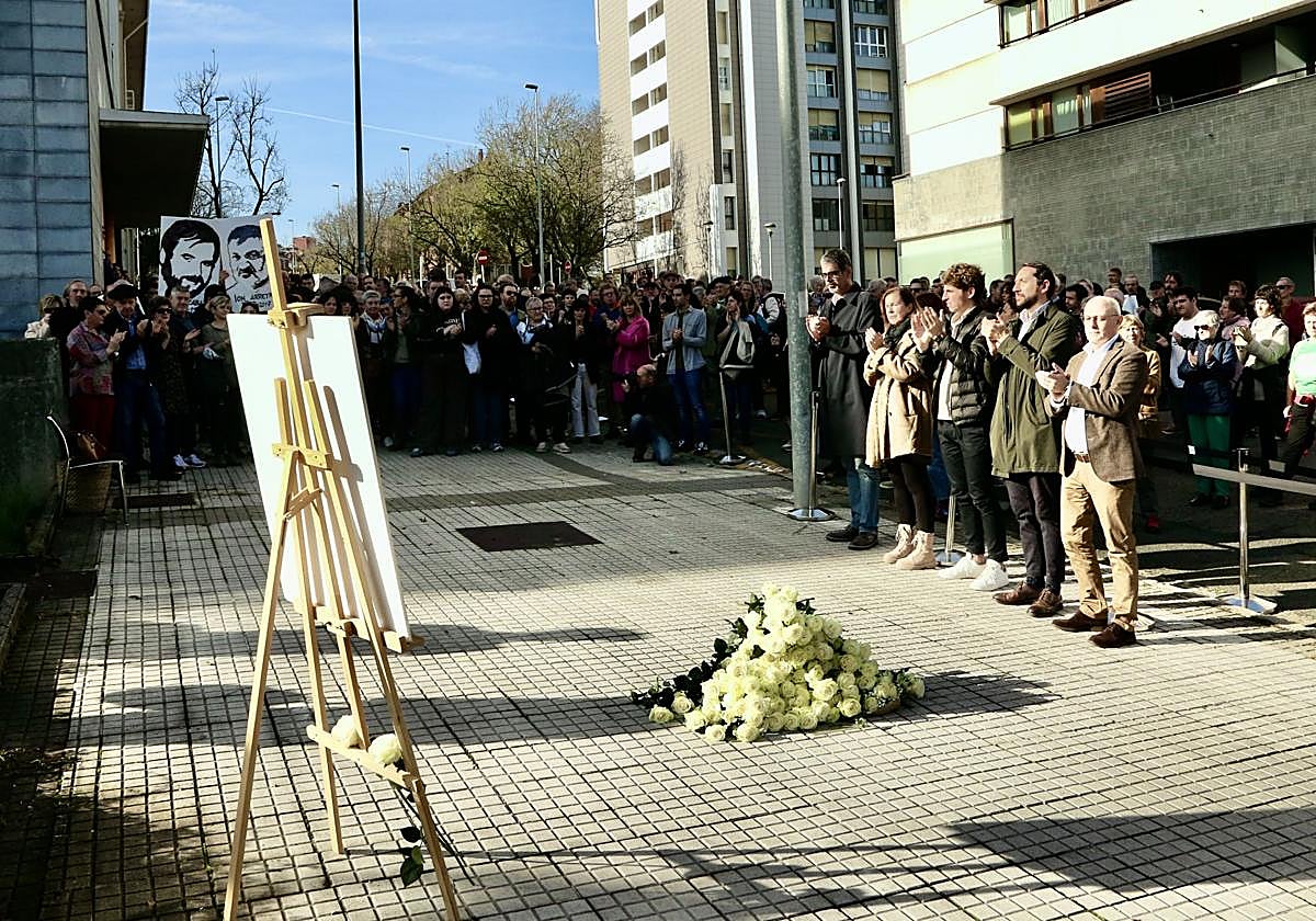 Un momento del acto celebrado junto al cuartel de Intxaurrondo