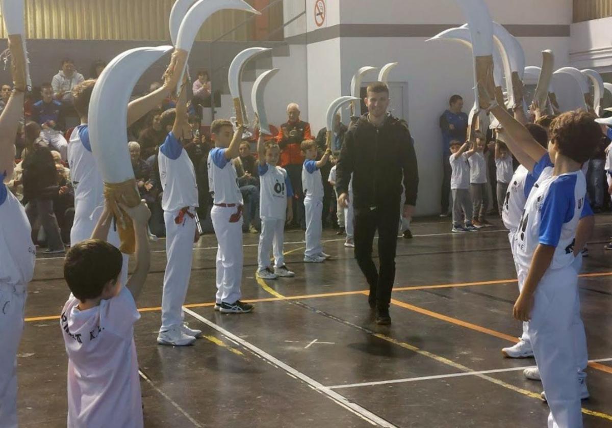 Recibimiento.Imanol Ansa llegó al frontón el viernes por la tarde para recibir el reconocimiento.