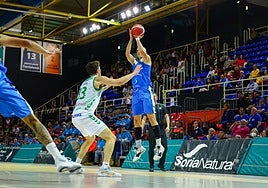 Petar Aranitovic lanza en suspensión durante un partido el año pasado con el Fuenlabrada.