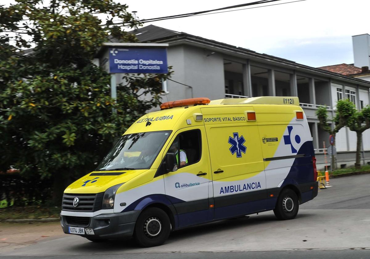 Una ambulancia en la zona del Hospital Donostia.