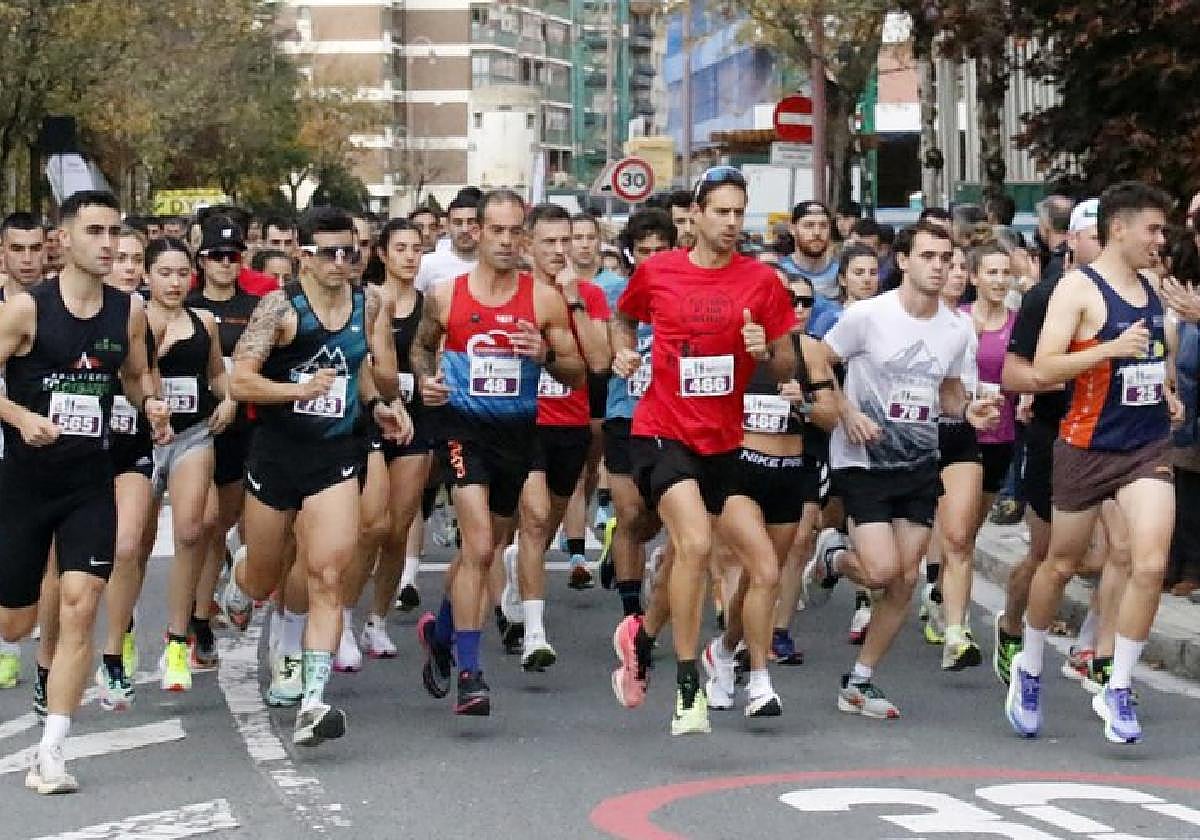 El cross mixto en Araba Kalea recién iniciada su andadura con las 800 parejas todavía agrupadas y recibiendo el ánimo del público.