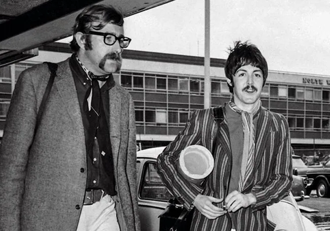 Mal Evans, asistente de los Beatles y compañero de viaje, con Paul.