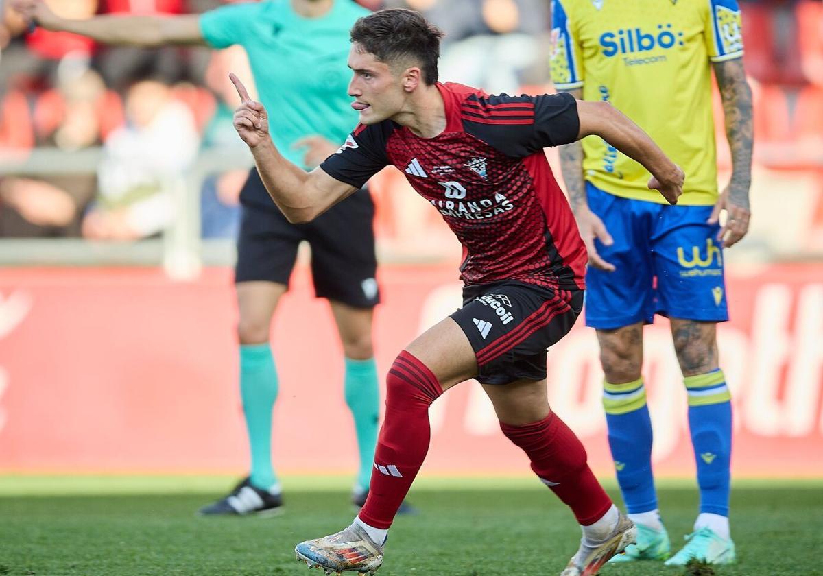 Jon Gorrotxategi celebrates for Mirandes