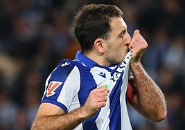 Oyarzabal se besa la camiseta tras marcar de penalti ante el Betis