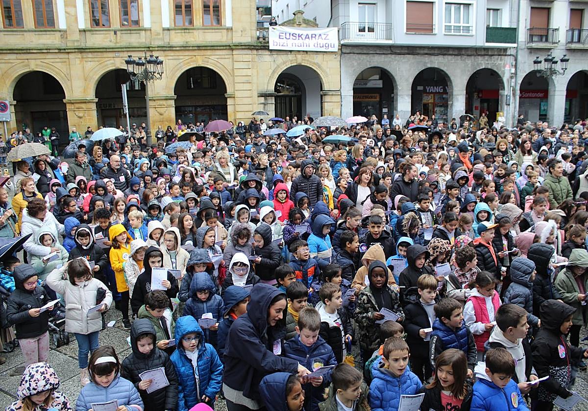 Cientos de personas se congregaron en la plaza de Azkoitia para celebrar el Día del Euskera.