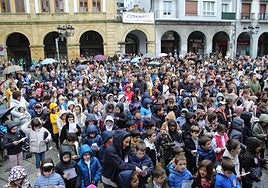 Cientos de personas se congregaron en la plaza de Azkoitia para celebrar el Día del Euskera.