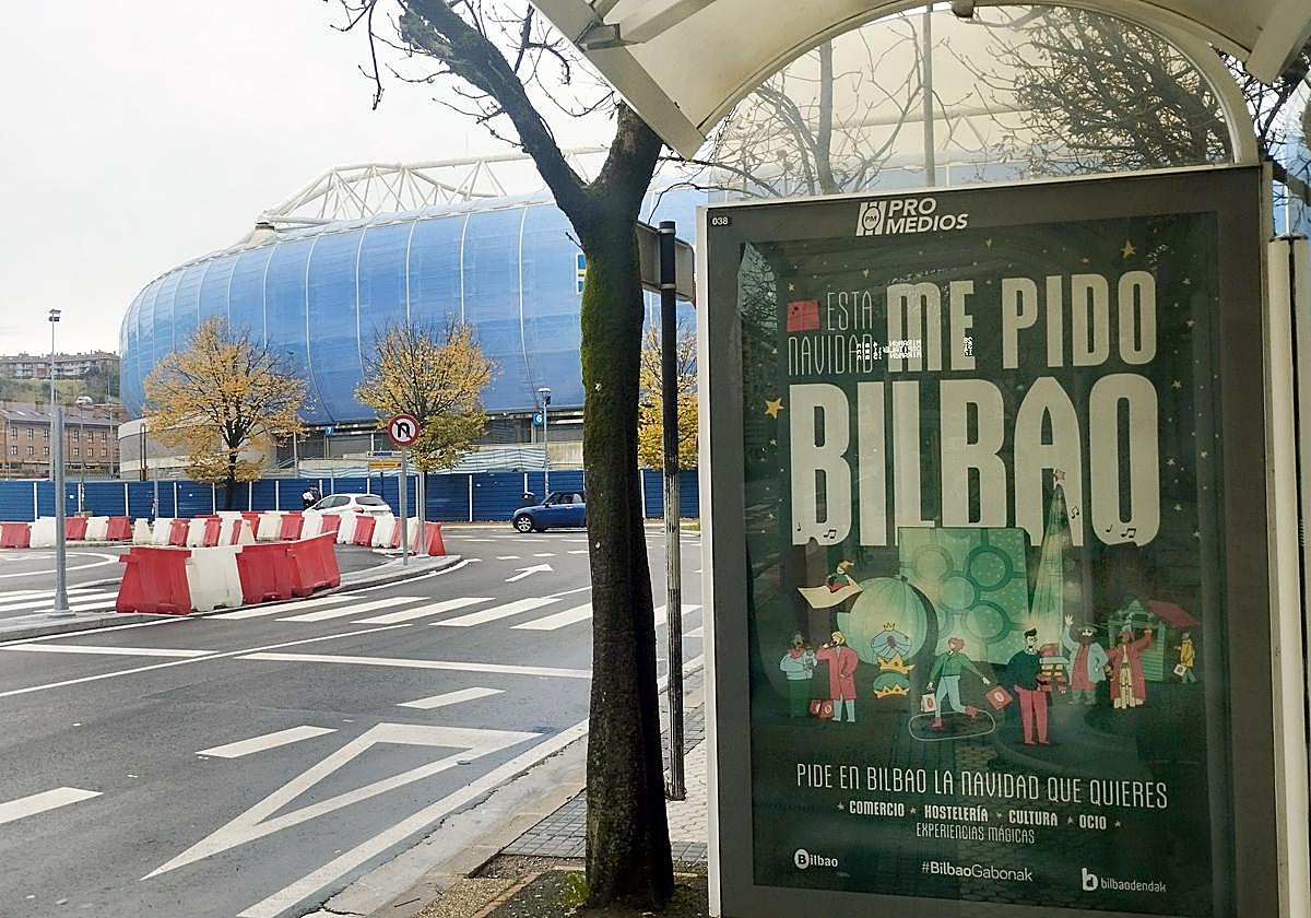 Una parada de Dbus junto al estadio de Anoeta en Donostia.